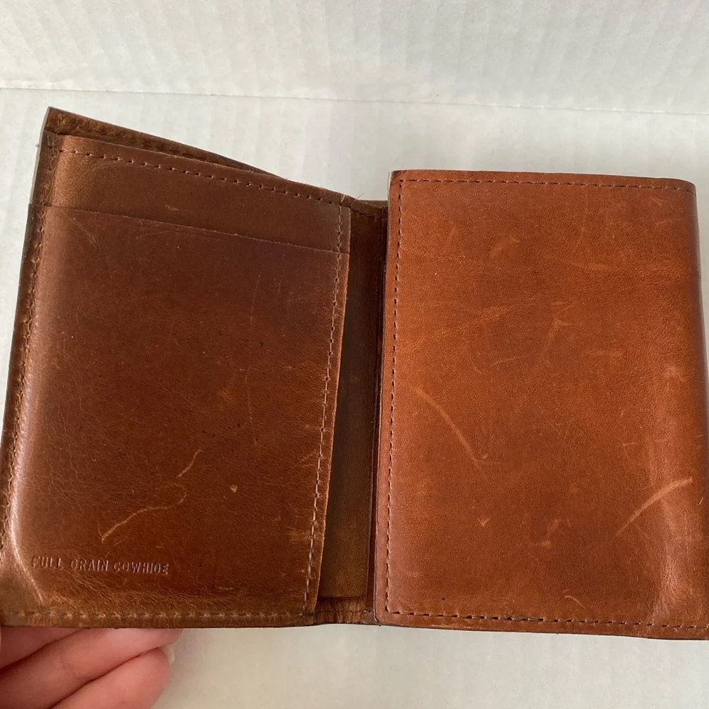 PG SPORT BROWN LEATHER TRIFOLD WALLET